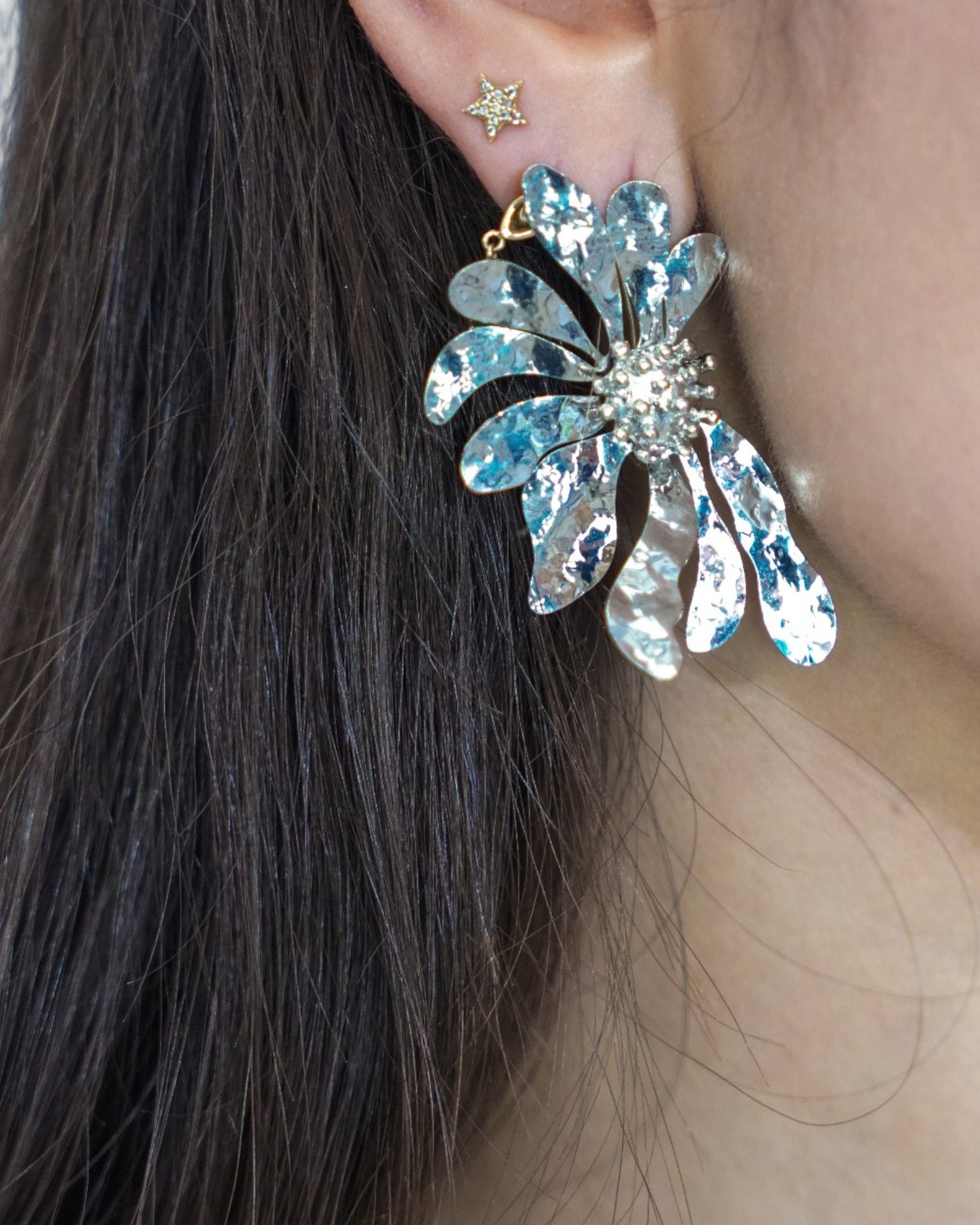 Aretes media flor
